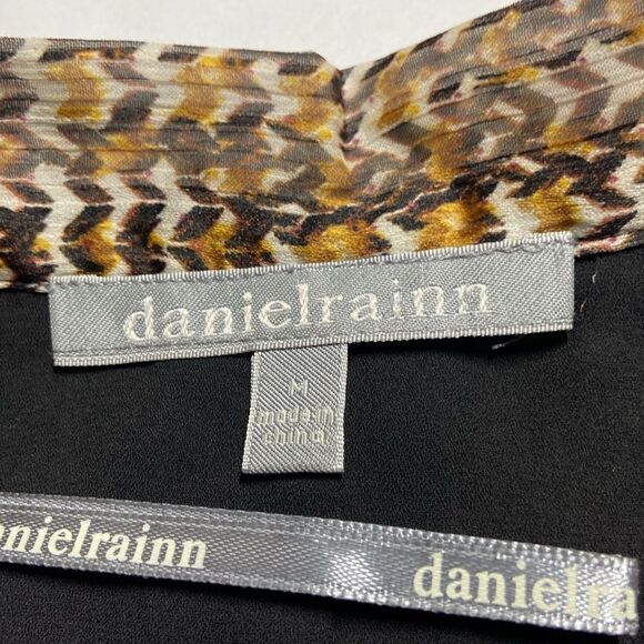 Danielrainn NWOT button down close neck long sleeves blouse M - Picture 6 of 7